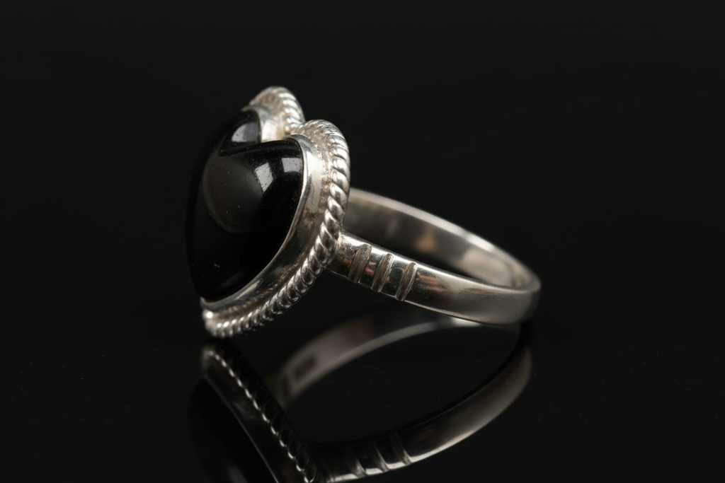 Anillo corazón negro vista lateral