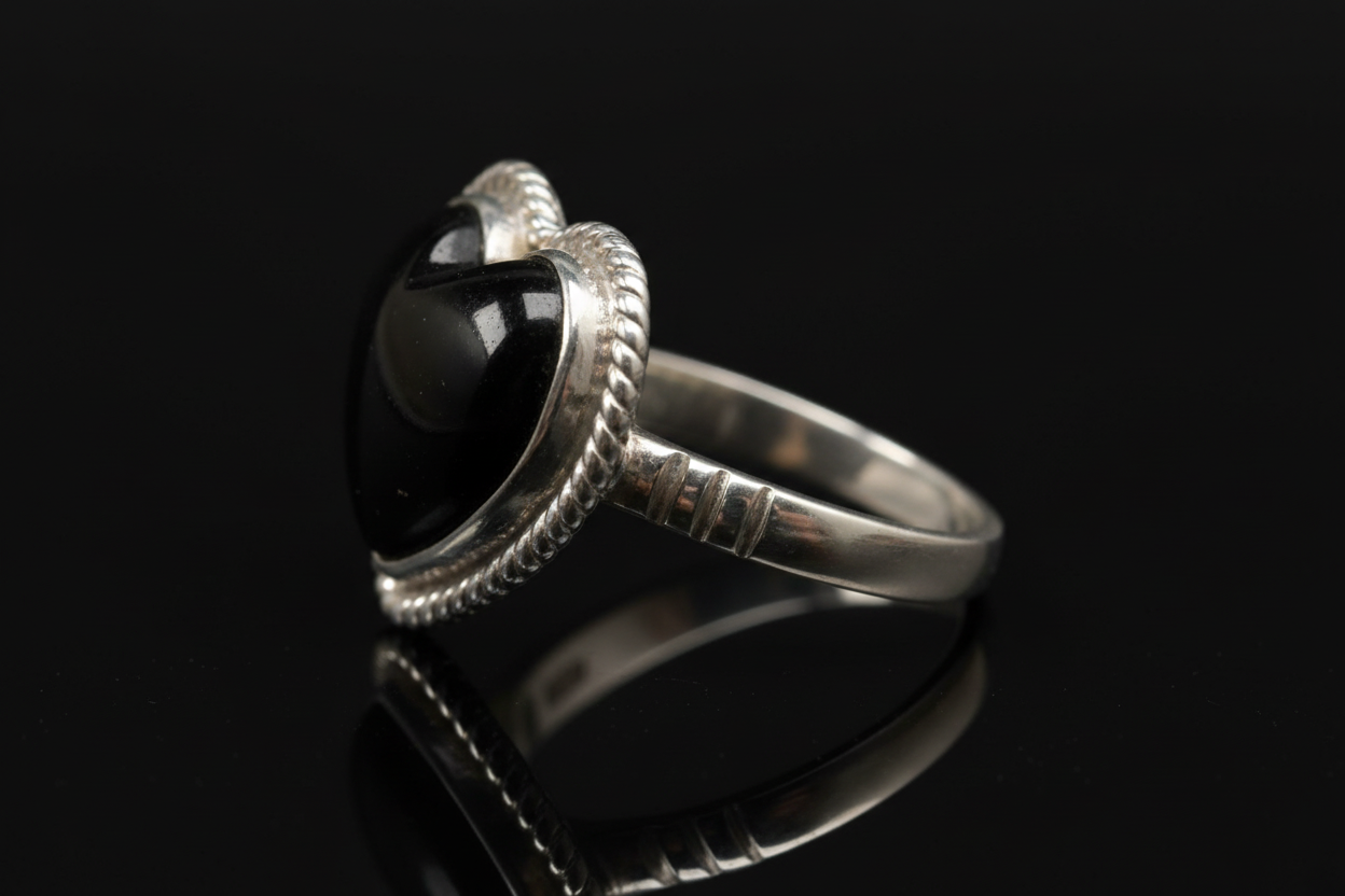 Anillo corazón negro vista lateral