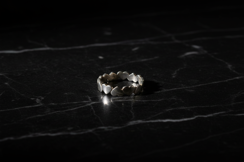 Anillo corazones sobre mármol negro