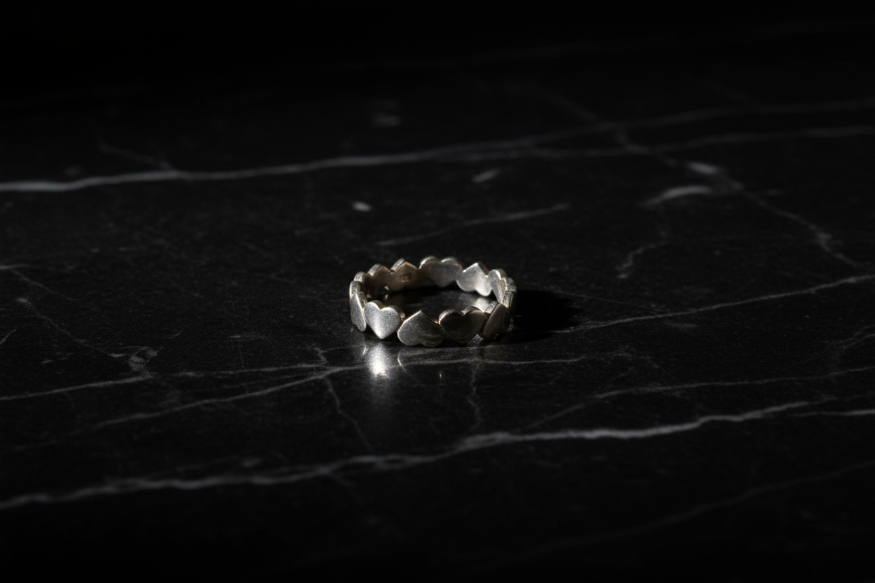 Anillo corazones sobre mármol negro