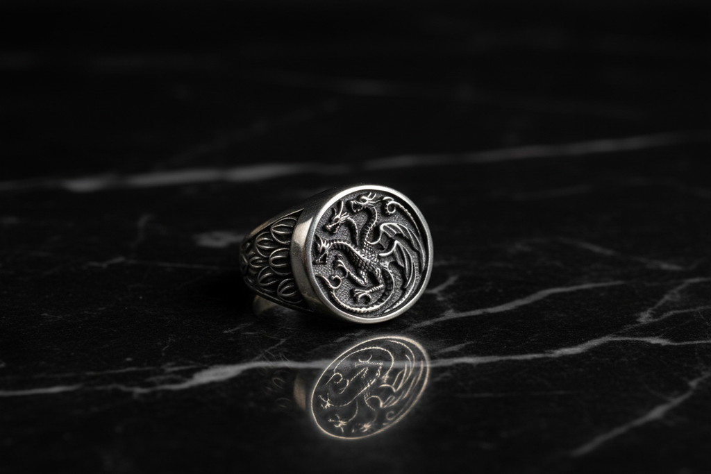 Anillo dragón sobre mármol negro