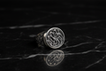 Anillo dragón sobre mármol negro