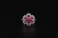 Anillo flor sobre fondo negro