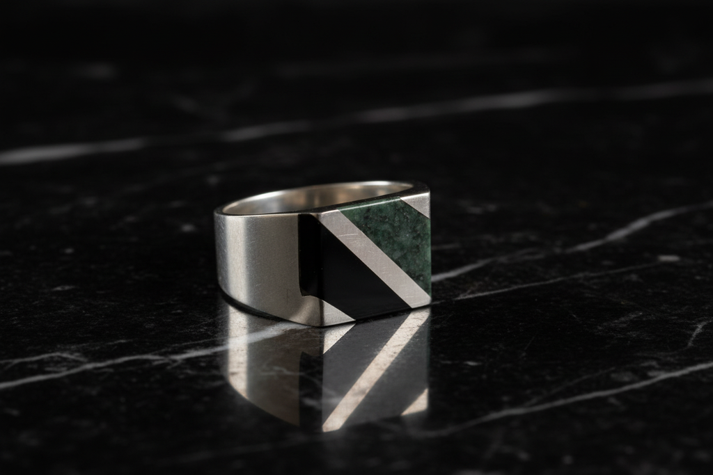 Anillo geométrico sobre mármol negro