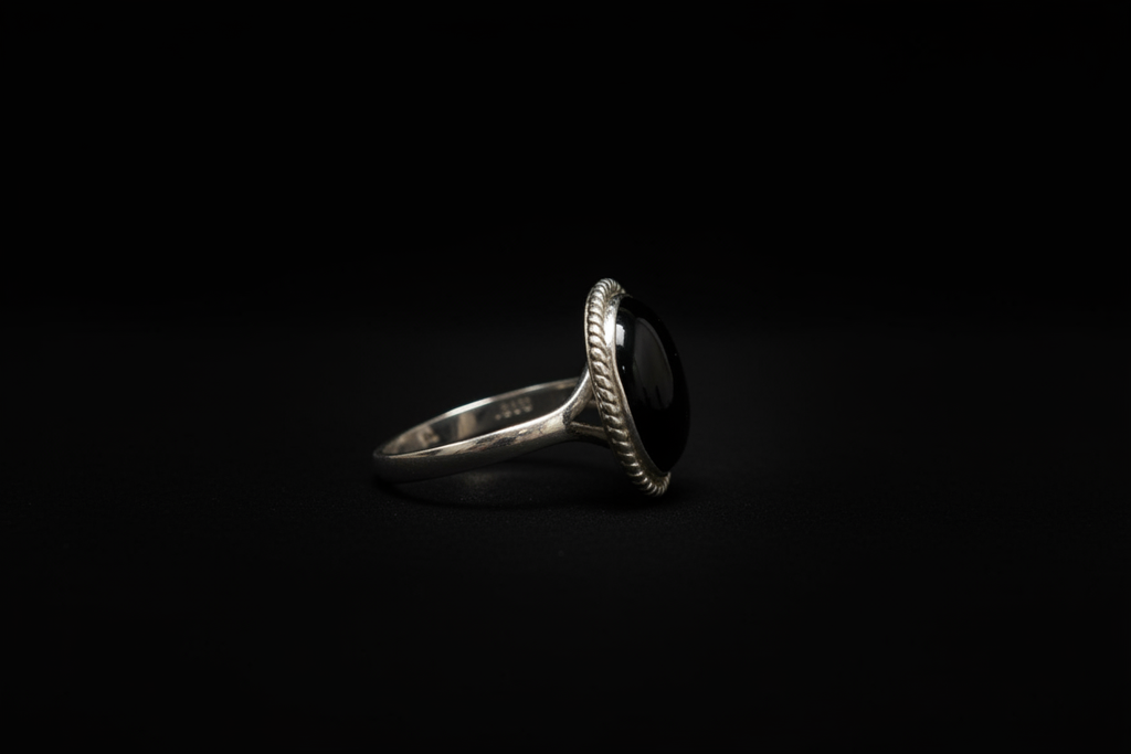 Anillo ónix vista lateral con iluminación dramática
