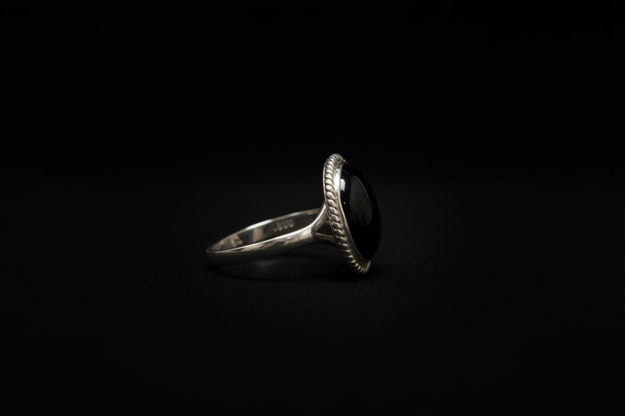 Anillo ónix vista lateral con iluminación dramática