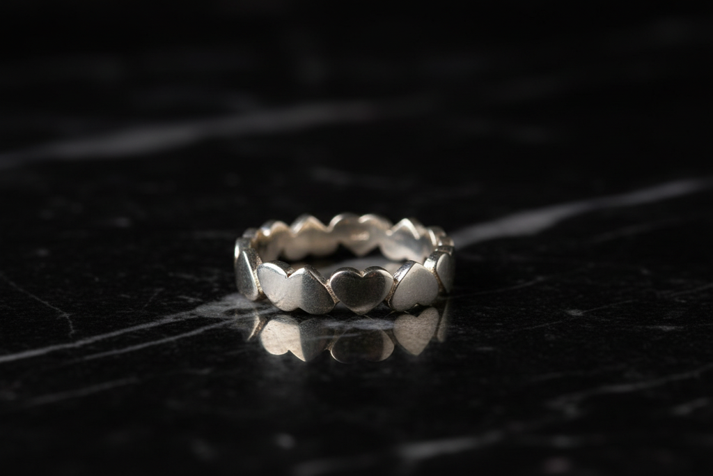 Close-up anillo corazones