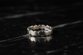Close-up anillo corazones