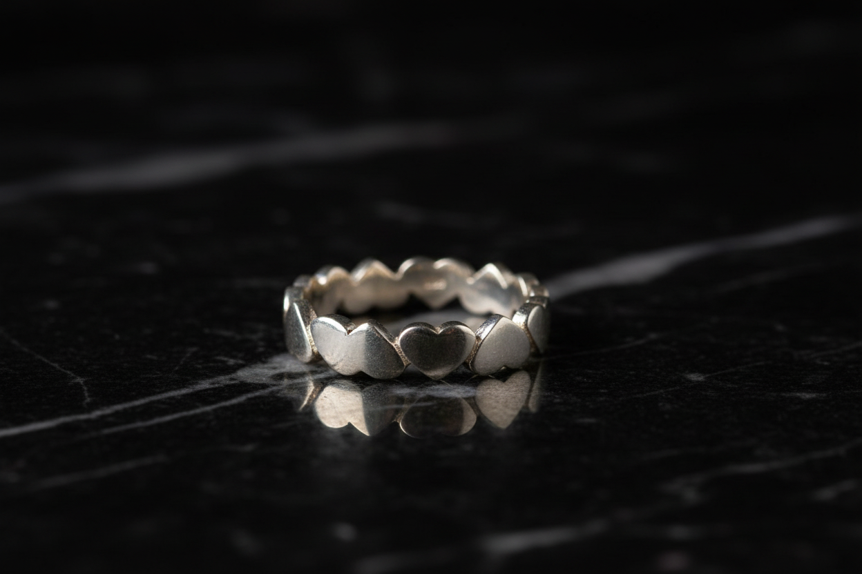 Close-up anillo corazones