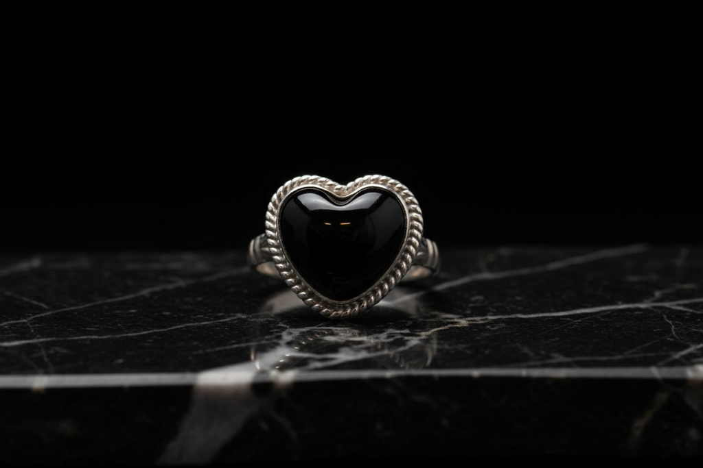 Close-up corazón negro con borde