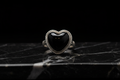 Close-up corazón negro con borde