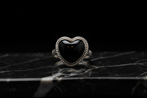 Close-up corazón negro con borde