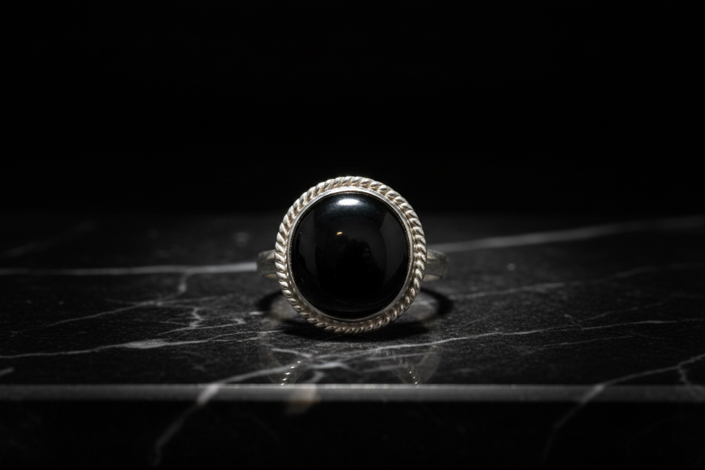 Close-up piedra negra redonda con borde
