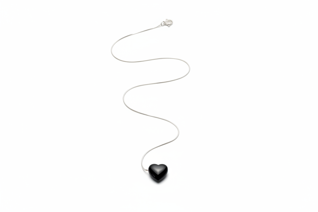 Flat lay collar corazón negro