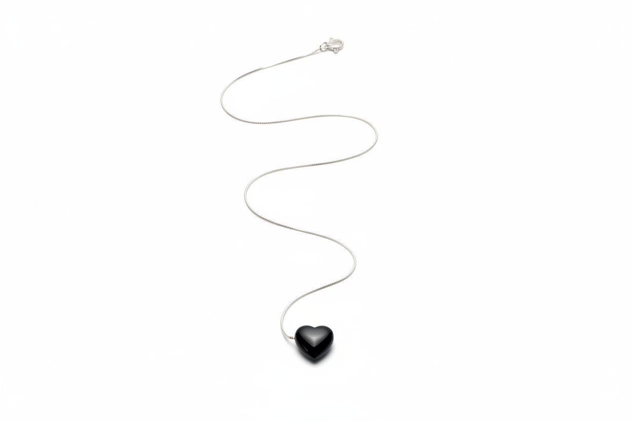 Flat lay collar corazón negro