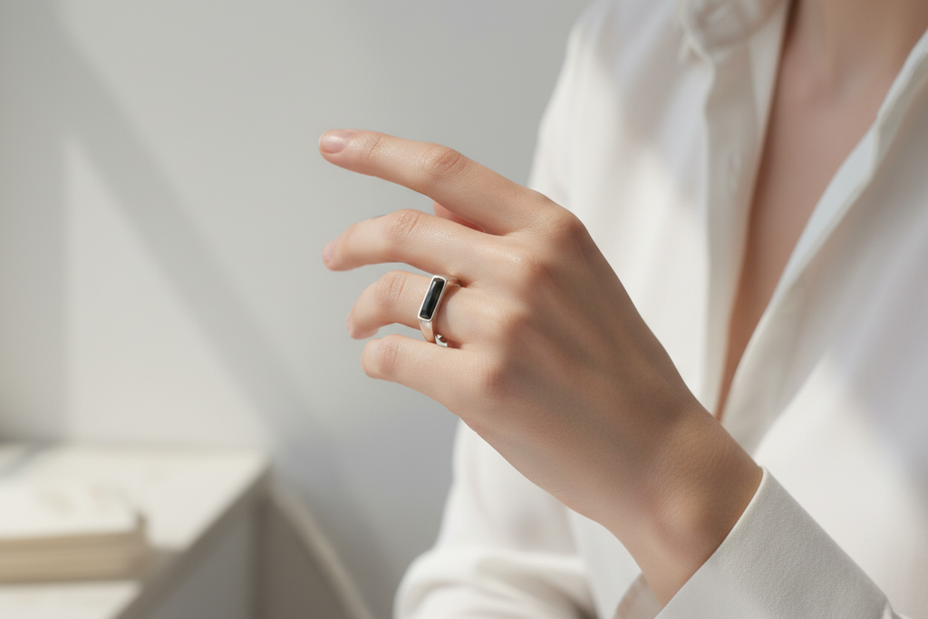 Mano femenina con anillo ónix rectangular