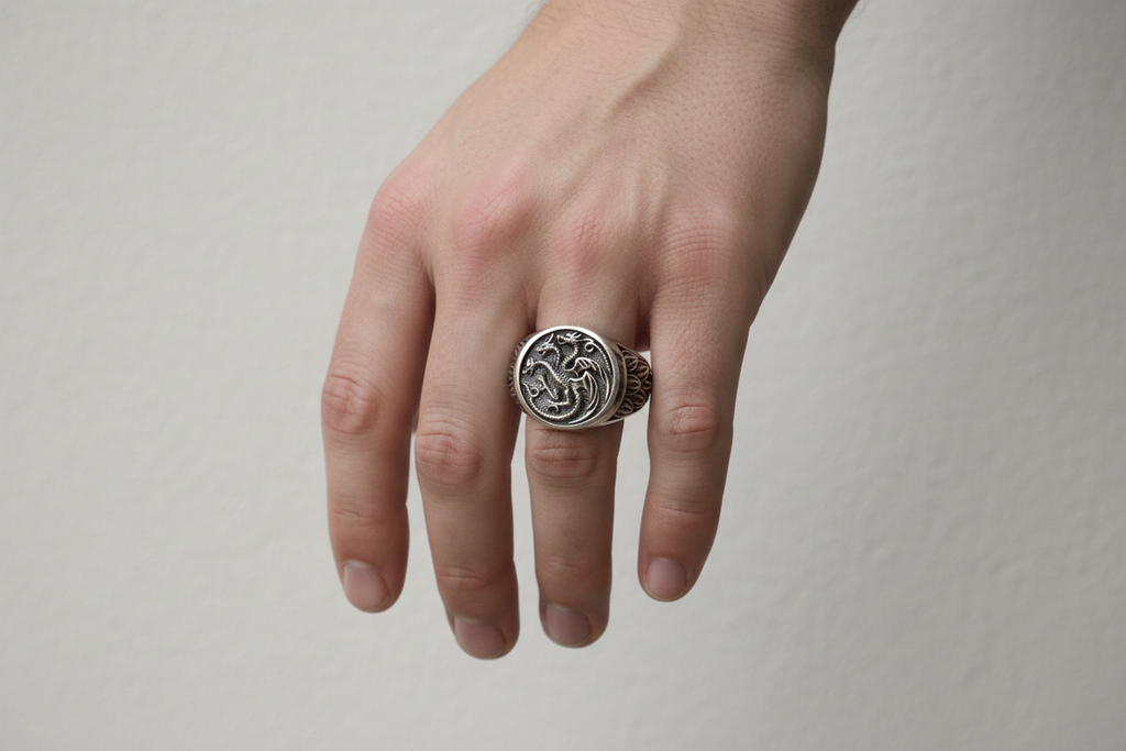 Mano masculina con anillo dragón