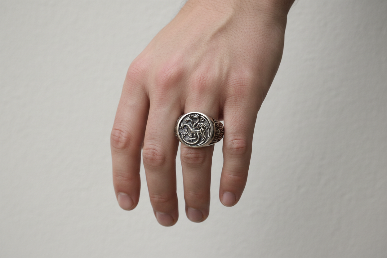 Mano masculina con anillo dragón