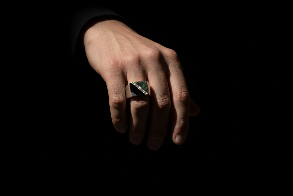 Mano masculina con anillo Duality