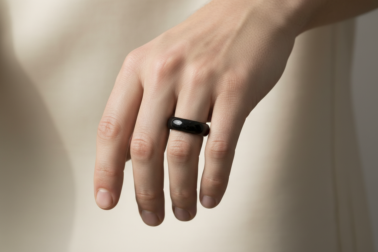 Modelo con anillo jade negro