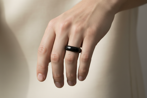 Modelo con anillo jade negro